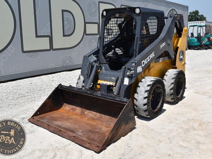 2021-deere-318g-image-1