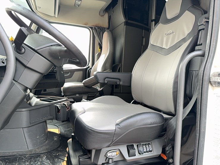 2019-volvo-vnl860-sleeper-cab-semi-image-46
