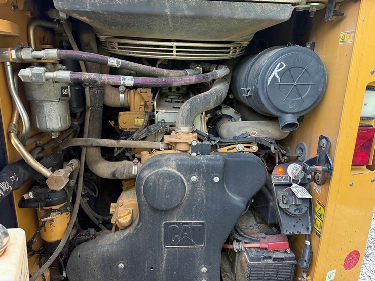 2022-caterpillar-299d3-image-16