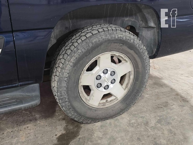 2004-chevrolet-suburban-image-19