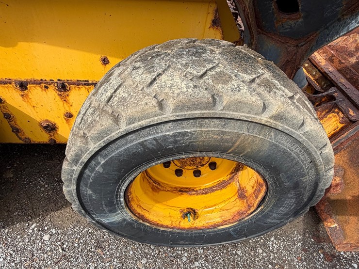 2021-deere-330g-image-10