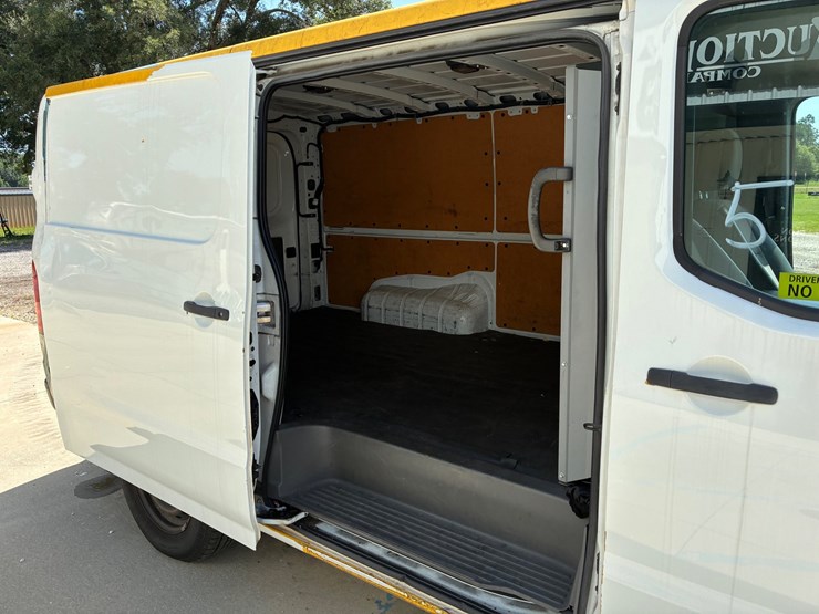 2020-nissan-nv2500-image-11