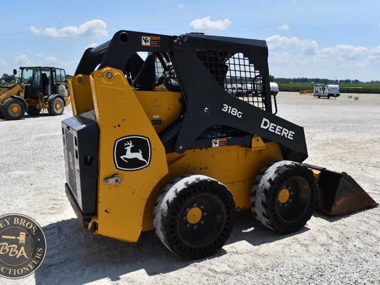 2021-deere-318g-image-15