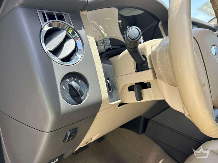 2010-ford-expedition-image-15