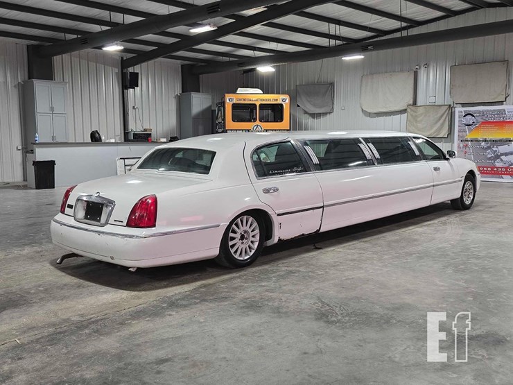 1999-lincoln-town-limousine-image-3