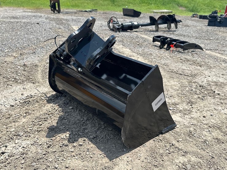 2026-future-24-in-tilting-excavator-bucket-image-3