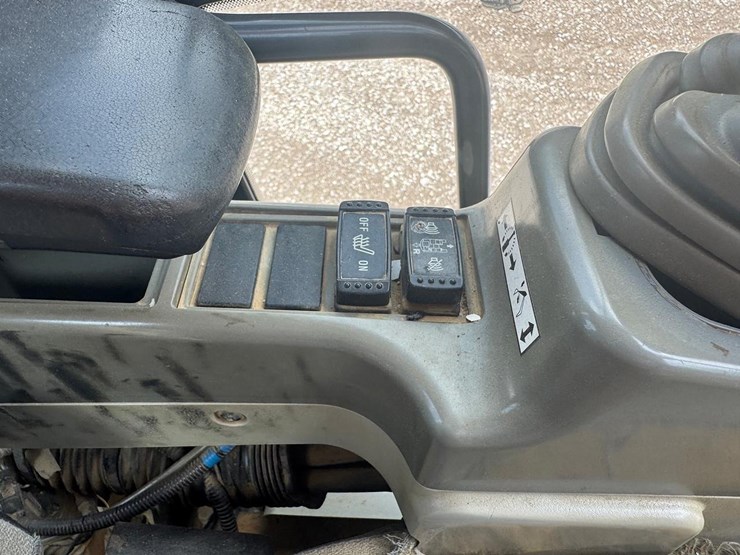 2015-hitachi-zx350lc-6n-image-30