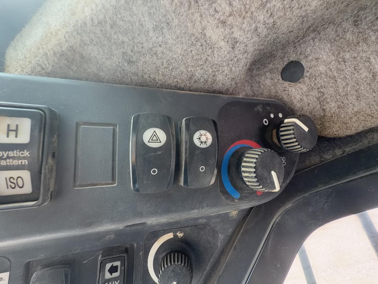 2011-john-deere-329d-image-34