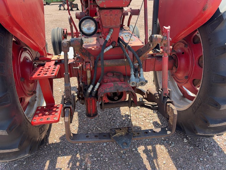 farmall-560-tractor-image-17