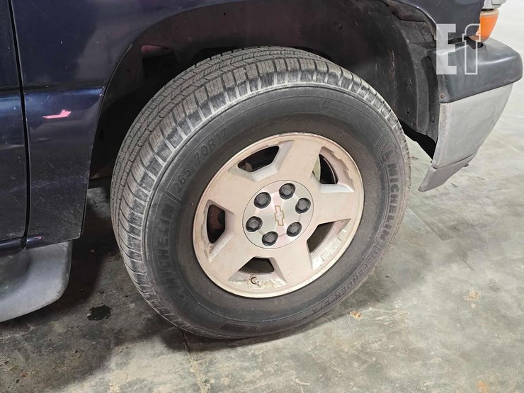 2004-chevrolet-suburban-image-21