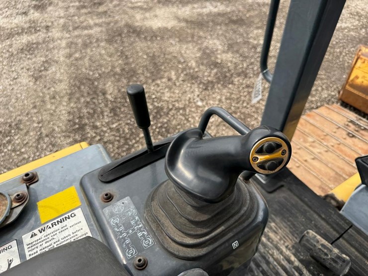 2004-komatsu-d31px-21-image-25