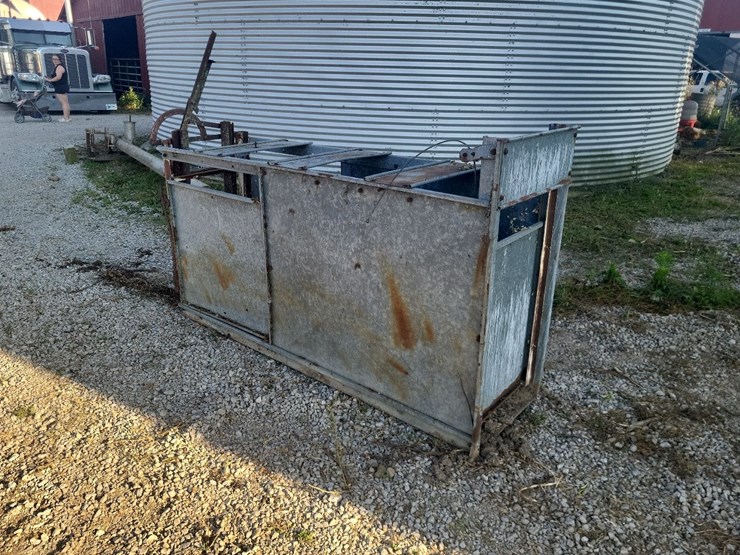goat/sheep-galvanized-head-chute-w/floor-and-roll-up-rear-gate-image-5