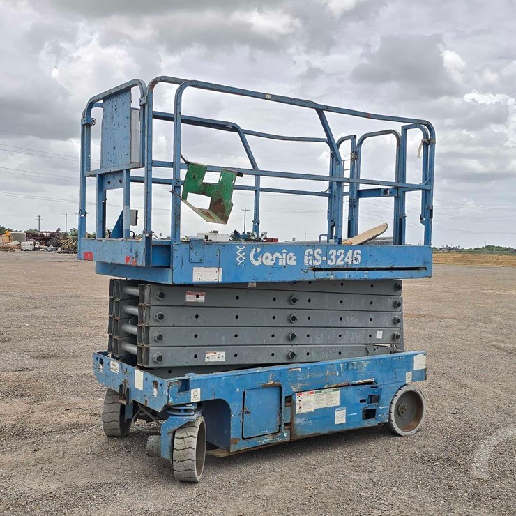 2011 GENIE GS3246