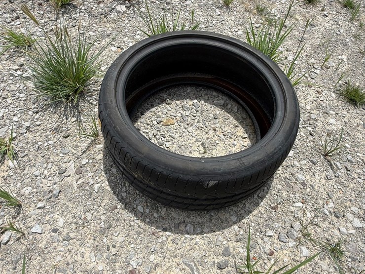 #27578-•-(1)-p-zero-265/35r20-tire-inv#-27578-image-1