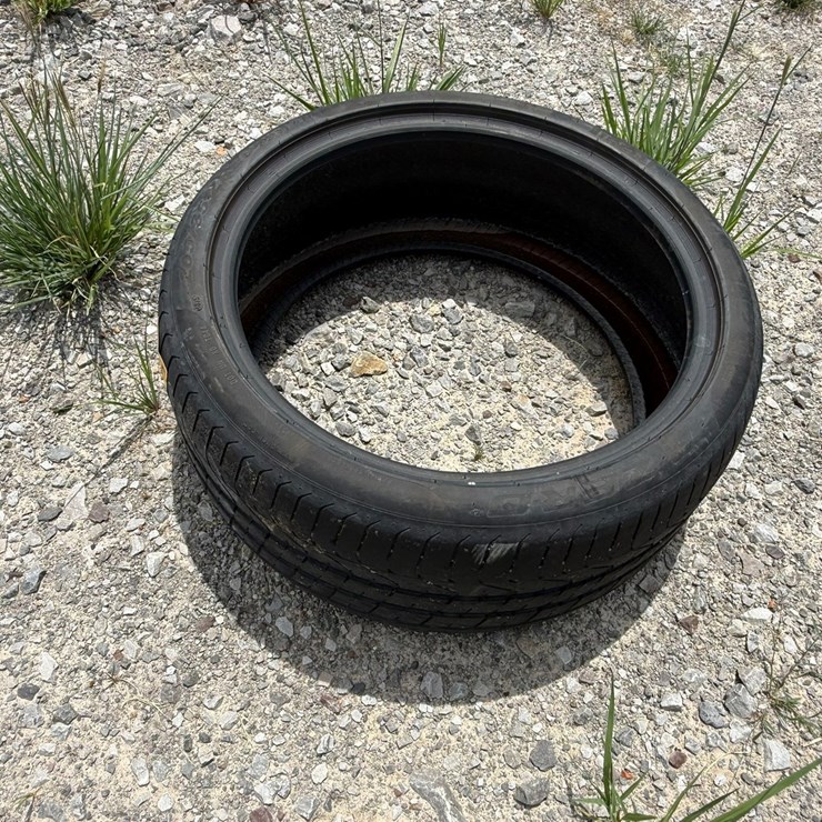 #27578 • (1) P Zero 265/35R20 Tire INV# 27578