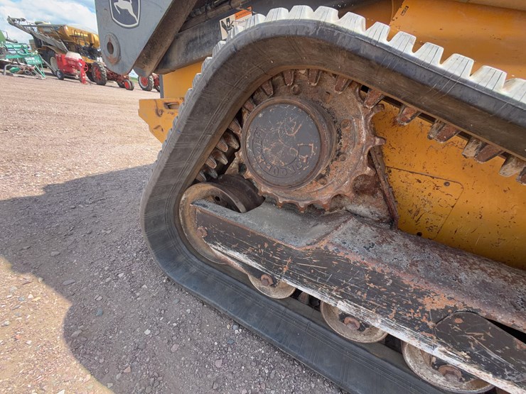 2011-john-deere-329d-image-18