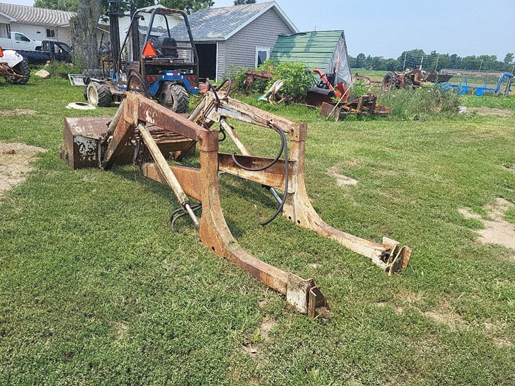 international-2000-loader-w/66"-bucket-and-mounting-brackets-image-3