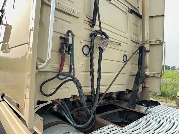 2005-volvo-semi-image-33