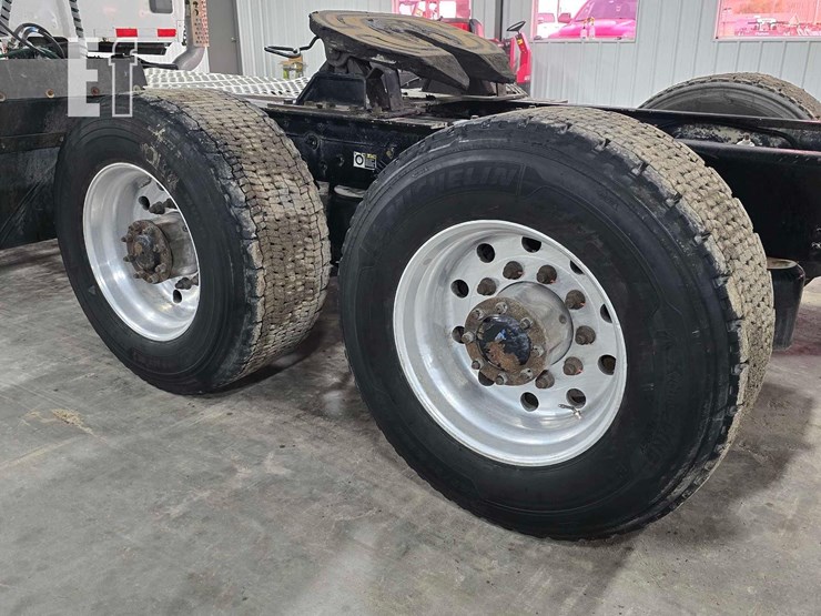 2015-kenworth-t680-image-22