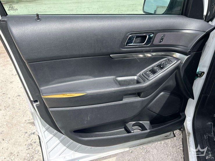 2016-ford-explorer-image-11