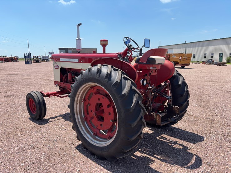 farmall-560-tractor-image-7