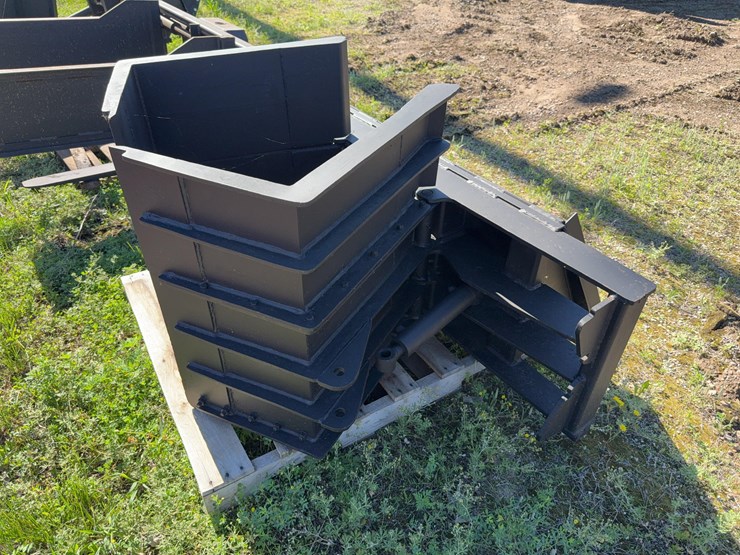 3-in-1-clamshell-bucket-image-3