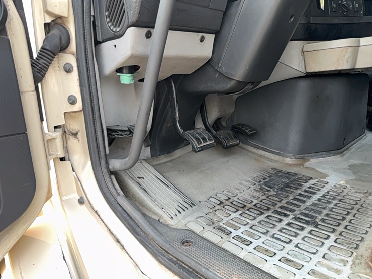 2005-volvo-semi-image-41