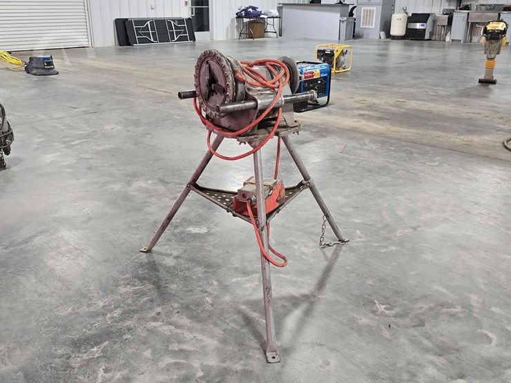 ridgid-300-t2-electric-pipe-vise-image-1