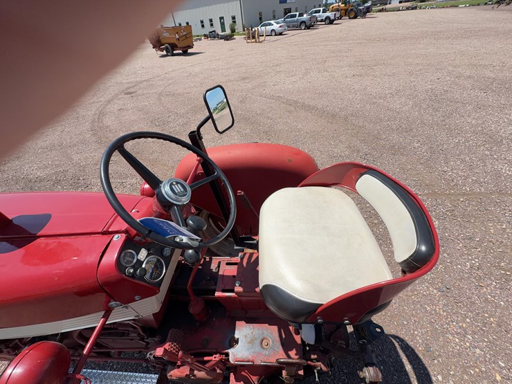 farmall-560-tractor-image-32