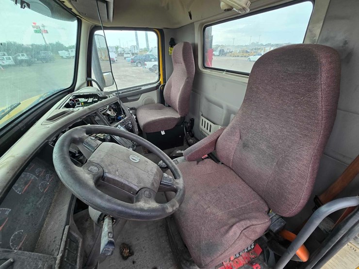 2016-volvo-vnl64t300-image-9