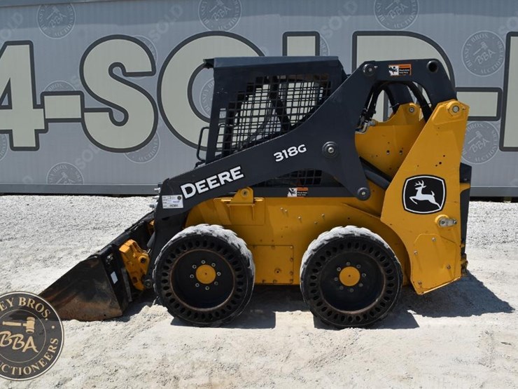 2021-deere-318g-image-11