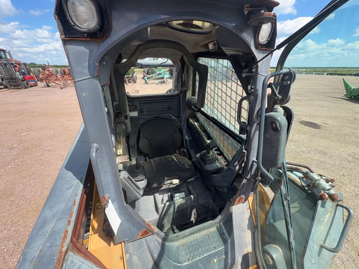 2011-john-deere-329d-image-24