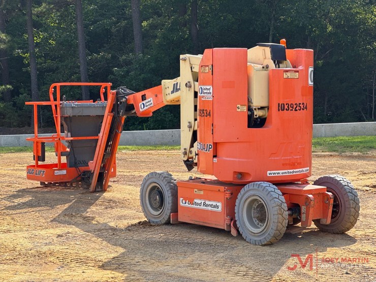2015-jlg-e300ajp-image-1