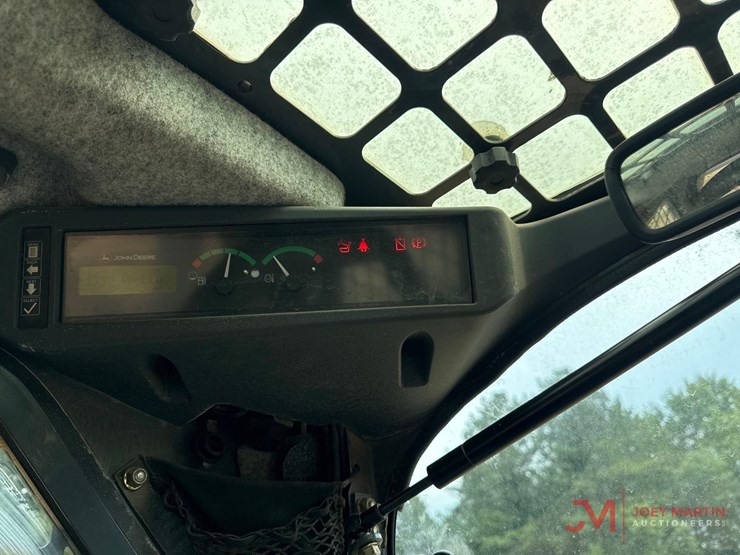 2011-deere-333d-image-18