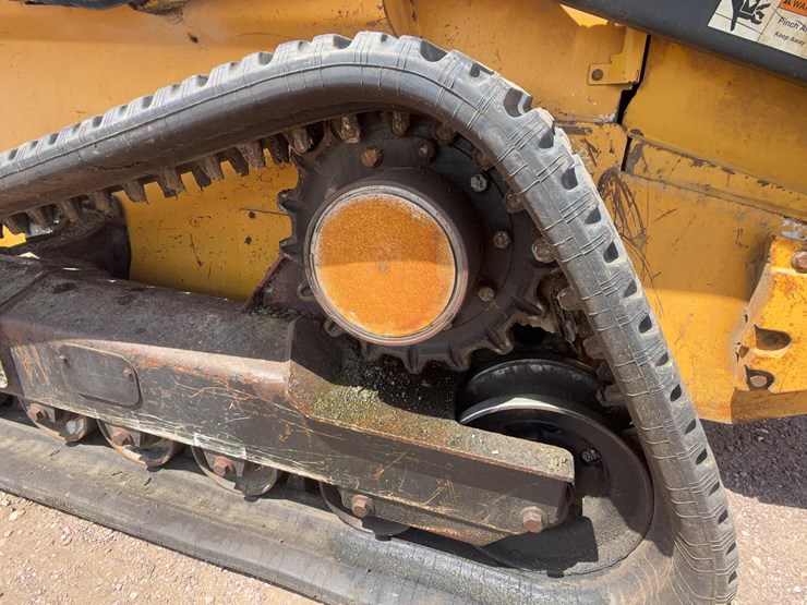 2011-john-deere-329d-image-10