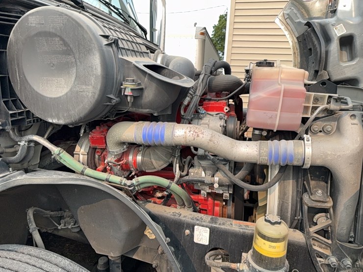 2019-volvo-vnl860-sleeper-cab-semi-image-36
