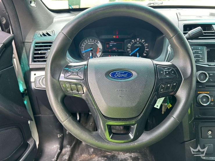 2016-ford-explorer-image-13