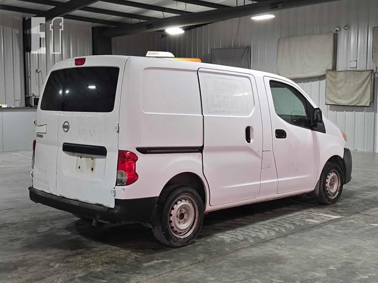 2015-nissan-nv200-image-3