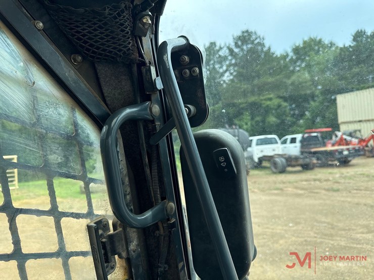 2011-deere-333d-image-17