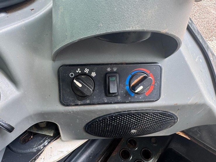 2021-bobcat-t770-image-31