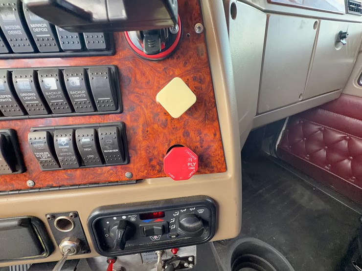2011-western-star-4900fa-image-63