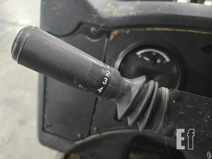 2013-caterpillar-tl1055c-image-18