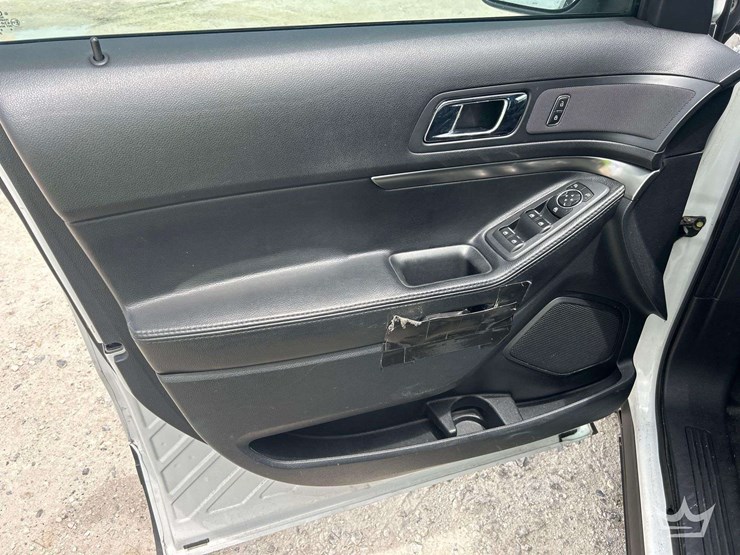 2016-ford-explorer-image-11