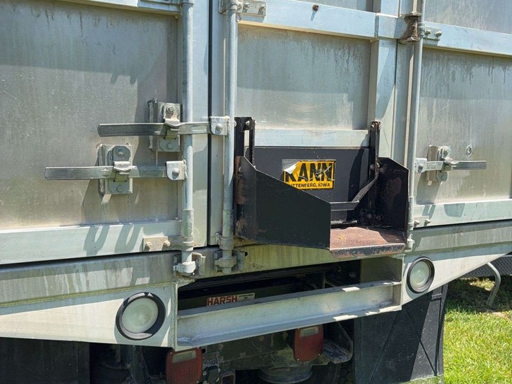 2002-freightliner-fl80-image-28