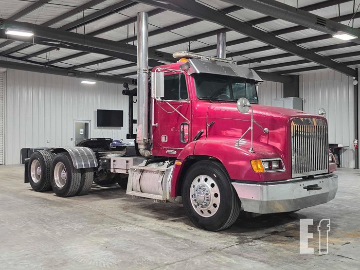 2001-freightliner-fld112-image-2