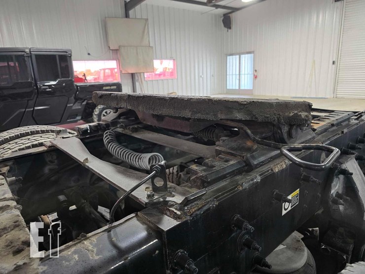 2013-peterbilt-386-image-19