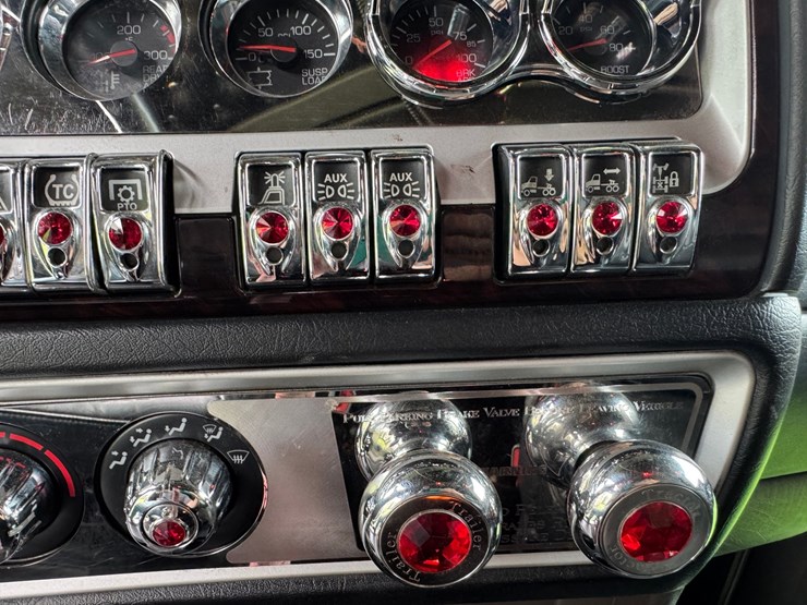 2021-kenworth-w900l-image-48