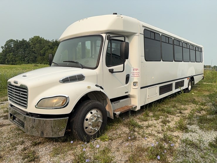 2012-freightliner-bus-image-1