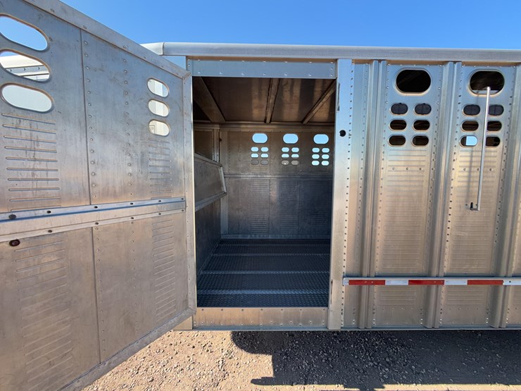 2009-wilson-livestock-trailer-image-25