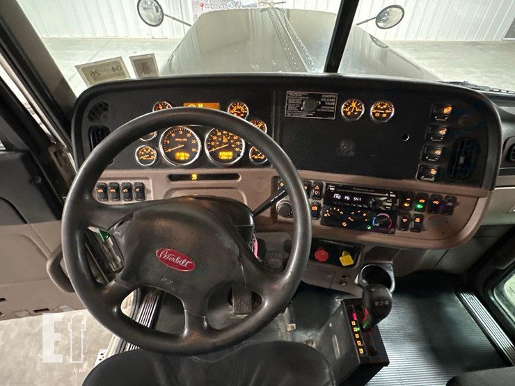 2017-peterbilt-389-image-14